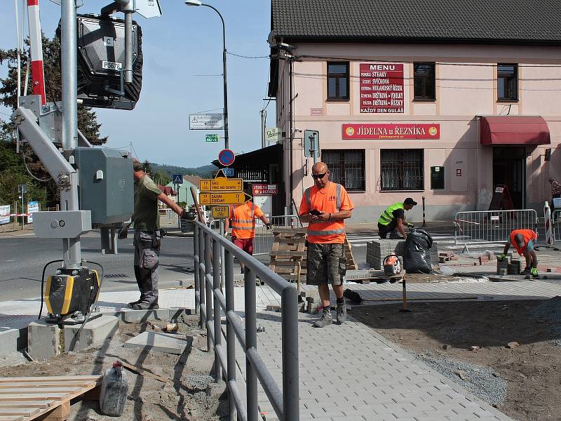 Závěrečné práce u železničního přejezdu v Poříčí nad Sázavou před kolaudací zabezpečovacího zařízení a jeho uvedení do provozu.