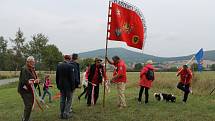 Spolku českých vlastenců přibyla na praporu zborovská stuha.