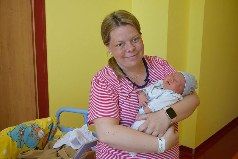 Tobiáš Hřebíček se Kristíně a Danielovi narodil v benešovské nemocnici 12. května 2022 ve 22.30 hodin, vážil 3760 gramů. Bydlištěm rodiny jsou Křečovice.