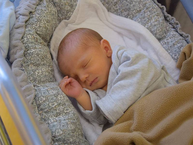Antonín Patera se Jarmile a Václavovi narodil v benešovské nemocnici 16. června 2022 v 18.17 hodin, vážil 2500 gramů. Rodina bydlí v Týnci nad Sázavou.