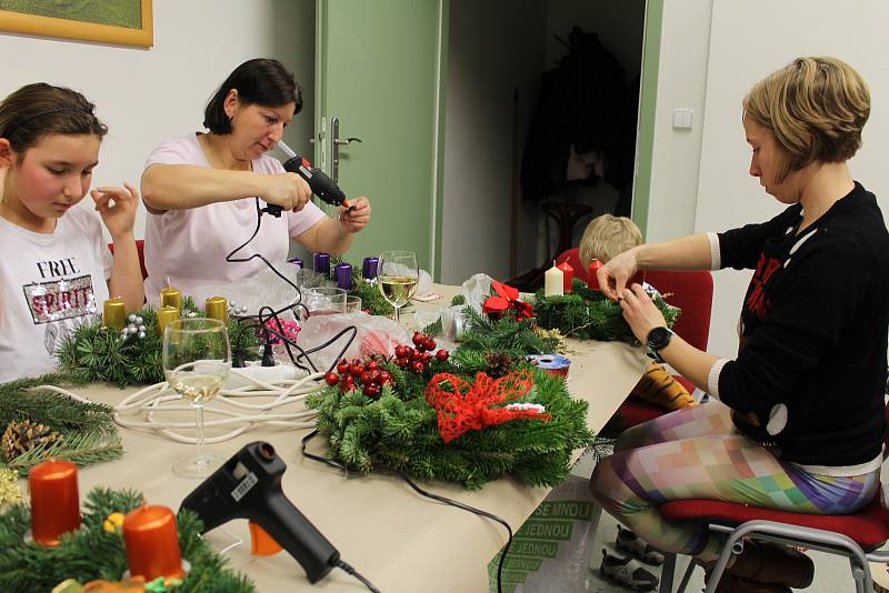 Ze setkání smilkovských žen u zdobení adventních věnců.