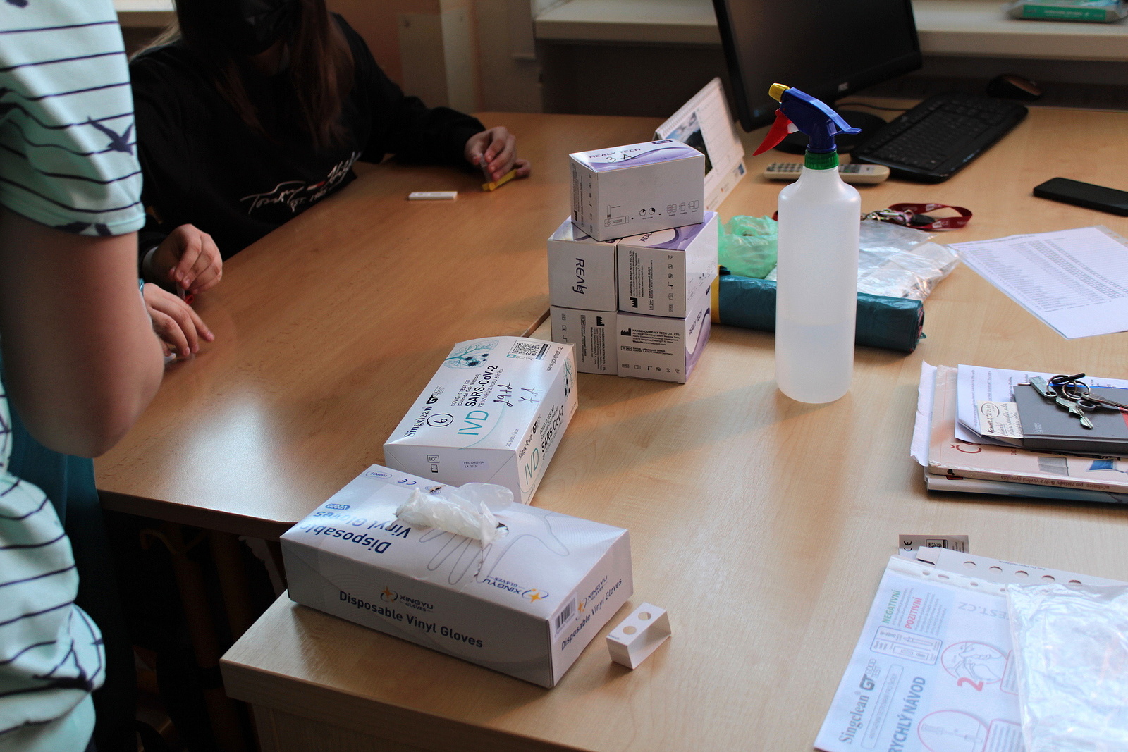 Koronavirus pod kontrolou: žáci druhého stupně si poprvé otestovali své  zdraví - Benešovský deník