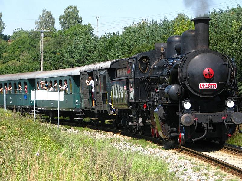 Historický vlak Posázavských linek, který vozí poslední srpnovou sobotu návštěvníky lešanského vojenského muzea a výletníky k zámku Jemniště, dorazí 29. srpna až do Vlašimi. 