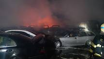 Z požáru v areálu autovrakoviště v katastru obce Sluštice na Říčansku v okrese Praha-východ 23. března 2021.