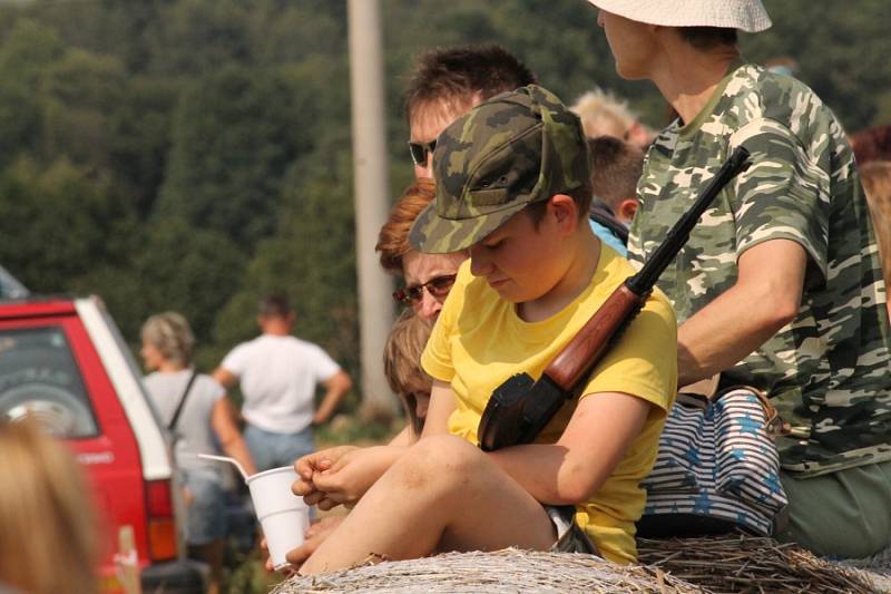 Zajímavý byl jak seskok z vrtulníku v podání vojáků, tak i přehlídka dobových polních táborů.