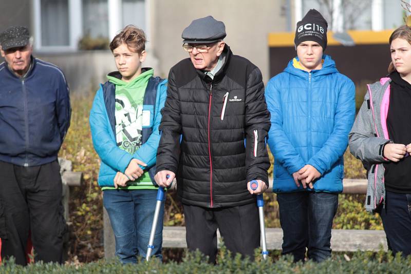 Z piety k 30. výročí sametové revoluce před pomníkem padlým u benešovského gymnázia.