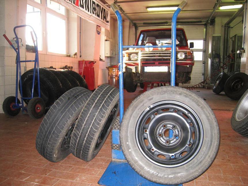 Benešovský deník | Výměna zimních pneumatik za letní v Barumu Benešov |  fotogalerie