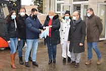 Společnost Lidl darovala z vlastních zásob dvěma středočeským nemocnicím deset tisíc ochranných štítů v hodnotě 1,1 milionu korun.
