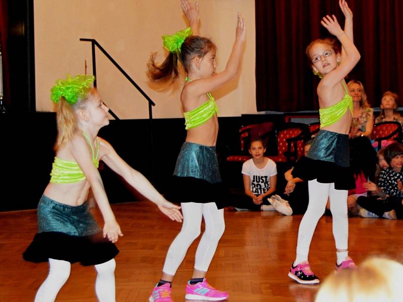 Osmého ročníku amatérské  taneční soutěže v moderních tancích nazvané Středočeský taneční pohár se zúčastnilo třicet tanečních týmů. 