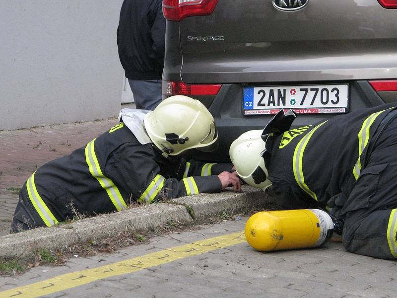 Řidička najela na hranu komunikace a vozidlo si sedlo na obrubník.