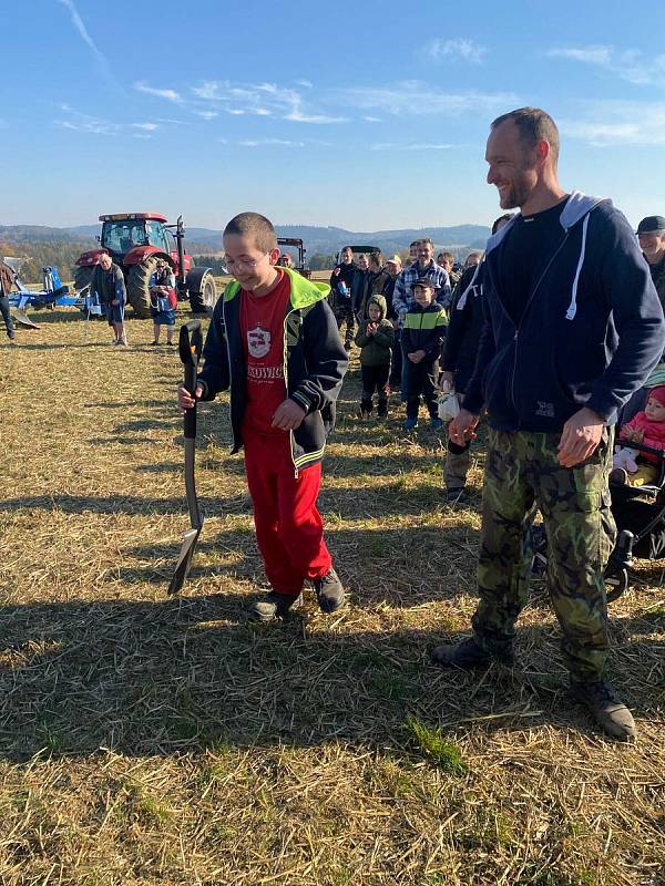 Ze soutěže v orbě a setkání traktorů značky Zetor v Nahorubech.