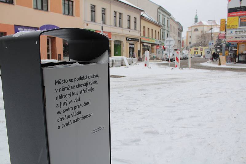 Tyršova ulice pod sněhem a bez stavebního ruchu 3. ledna 2019.