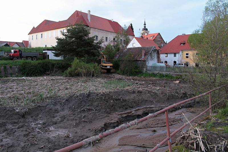 Pivovarský rybník v Louňovicích pod Blaníkem během rekonstrukce.