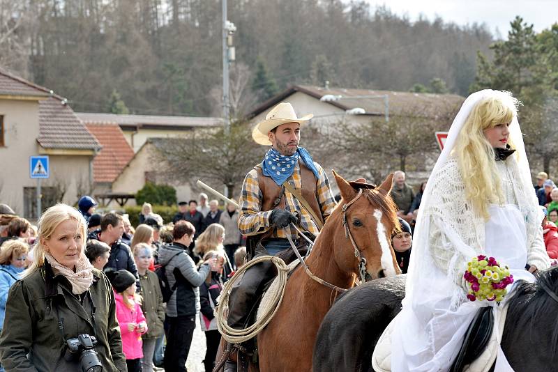 Masopustní maškarní průvod odstartoval v neděli 3. března od Kláštera v Sázavě, aby za zvuku živé muziky zakrátko dorazil na místní náměstí.