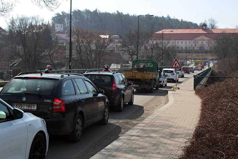 Hotel, Kulturní dům Metaz nebo Společenské centrum Týnec. Pokaždé však jde tentýž dominantní objekt nad Masarykovým mostem přes Sázavu.