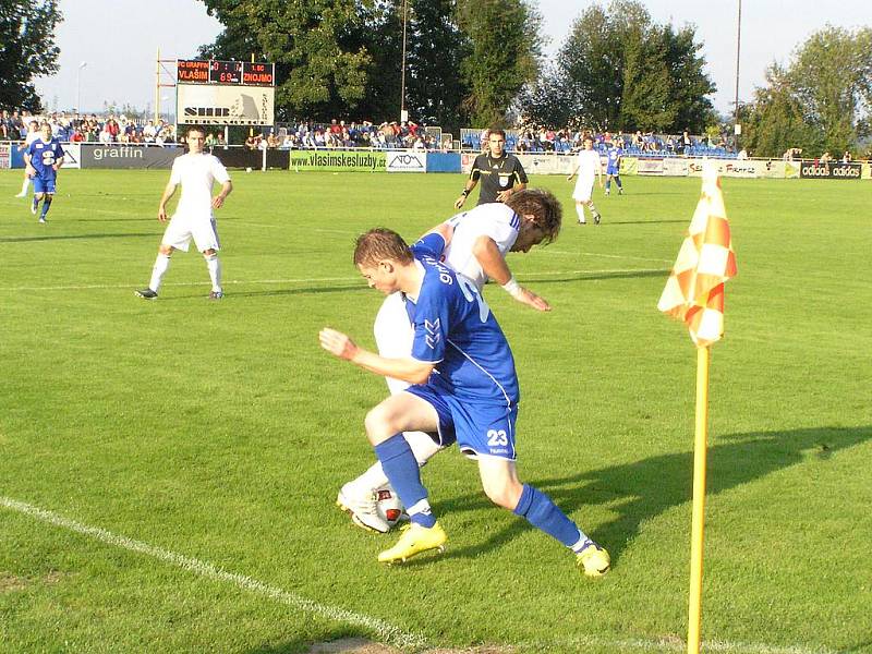 Autoři branek se střetli v souboji - vlašimský Bohumil Nádeníček (v modrém) obchází znojemského Todora Yonova.