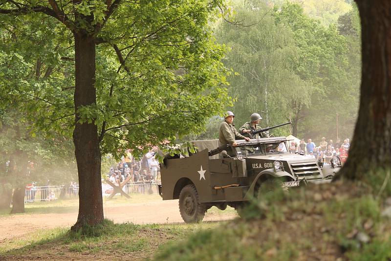 Vojenské technické muzeum se opět po roce velkolepě otevřelo veřejnosti. Dvacátou druhou sezonu zahájil průlet letounů i ukázka bitvy u Zborova.