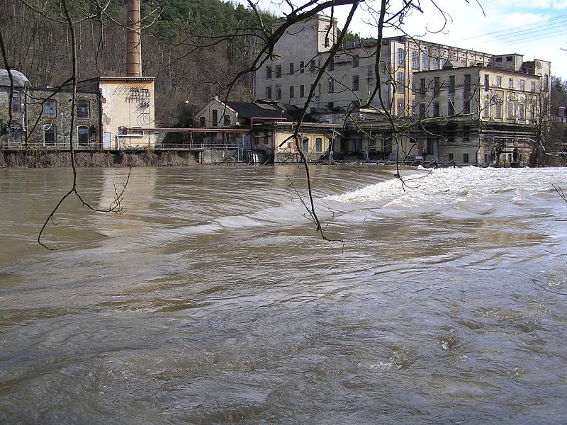 Záplavy se v roce 2002 Posázaví vyhnuly. Řeka se ale přece jen rozvodnila, jak ukazuje snímek staré Jawy na Brodcích u Týnce nad Sázavou. 