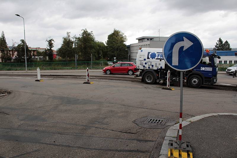 Oprava povrchu vozovky v Hodějovského ulici v Benešově.