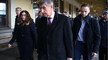 Premiér Andrej Babiš po příjezdu na benešovské nádraží.