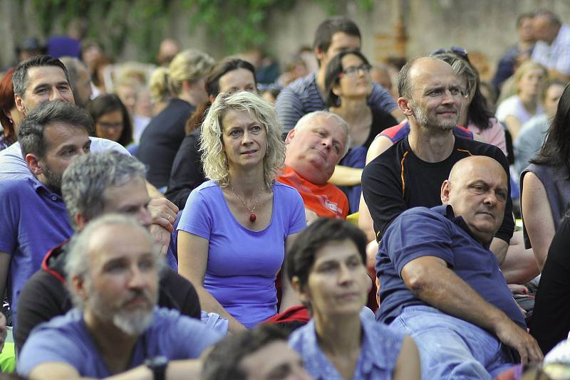 Koncert naplnil klášterní zahradu.