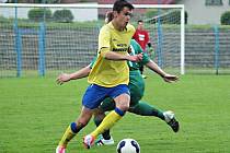 Kamil Kulhavý (ve žlutém) byl v zápase s Meteorem Praha k neudržení, vstřelil hattrick a na jeden gól přihrál. 