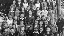 Děti ze druhé třídy školy v Ostředku v roce 1949.