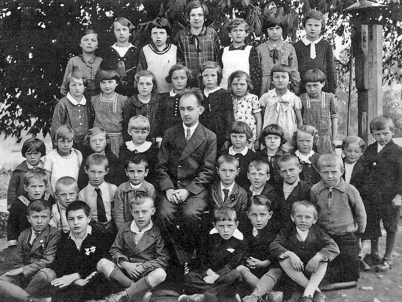 Děti ze druhé třídy školy v Ostředku v roce 1949.