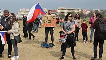 Protestní demonstrace Stop pokusům na dětech v Praze na Letné 1. května.