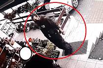 Poznáte muže z kamerového záběru? Možný svědek násilného incidentu, který se stal ve středu 21. dubna 2021 přibližně 30 minut před osmnáctou hodinou před prodejnou potravin v osadě Radlík na Praze-západ.