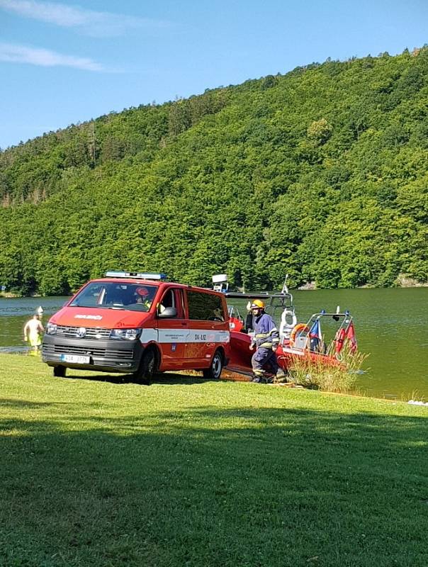 Hasiči opět prověřovali spolupráci s vodními záchranáři na Slapech.