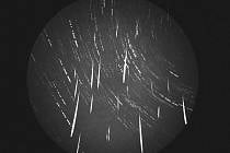 Složený snímek zachycující 23 Geminid zaznamenaných během 40 minut automatickou videokamerou na hvězdárně v Kunžaku 13. prosince 2017.