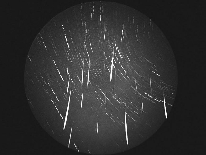 Složený snímek zachycující 23 Geminid zaznamenaných během 40 minut automatickou videokamerou na hvězdárně v Kunžaku 13. prosince 2017.