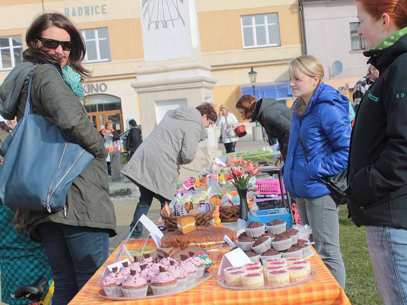 Velikonočnímu jarmárku v Neveklově přálo počasí, tak se mohl uskutečnit venku. 