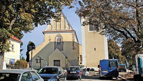 Ulice Na Karlově v Benešově v době rekonstrukce komunikace před kostelem sv. Mikuláše. V pátek 1. července 2022 začne další etapa opravy vozovky a chodníku od kostela k obřadní síni.