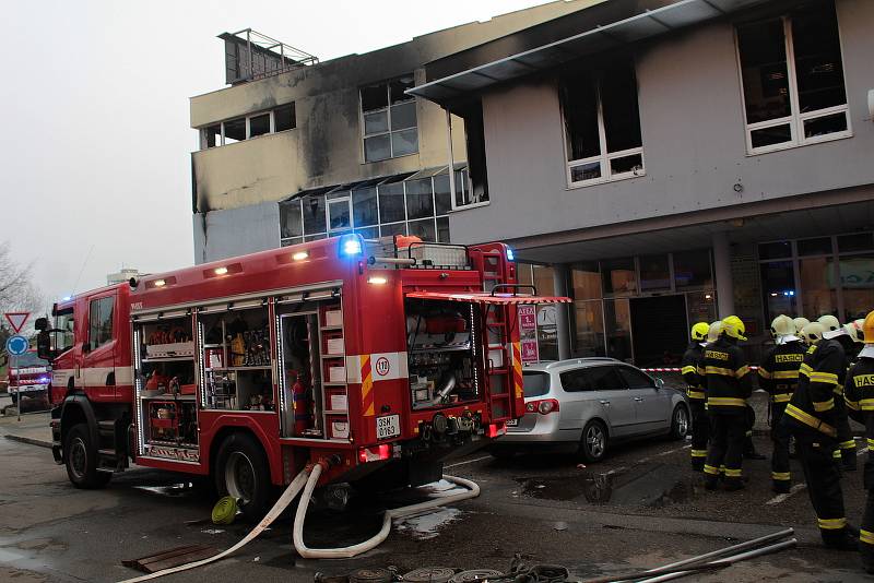 Následky požáru Obchodního domu Hvězda v Benešově.