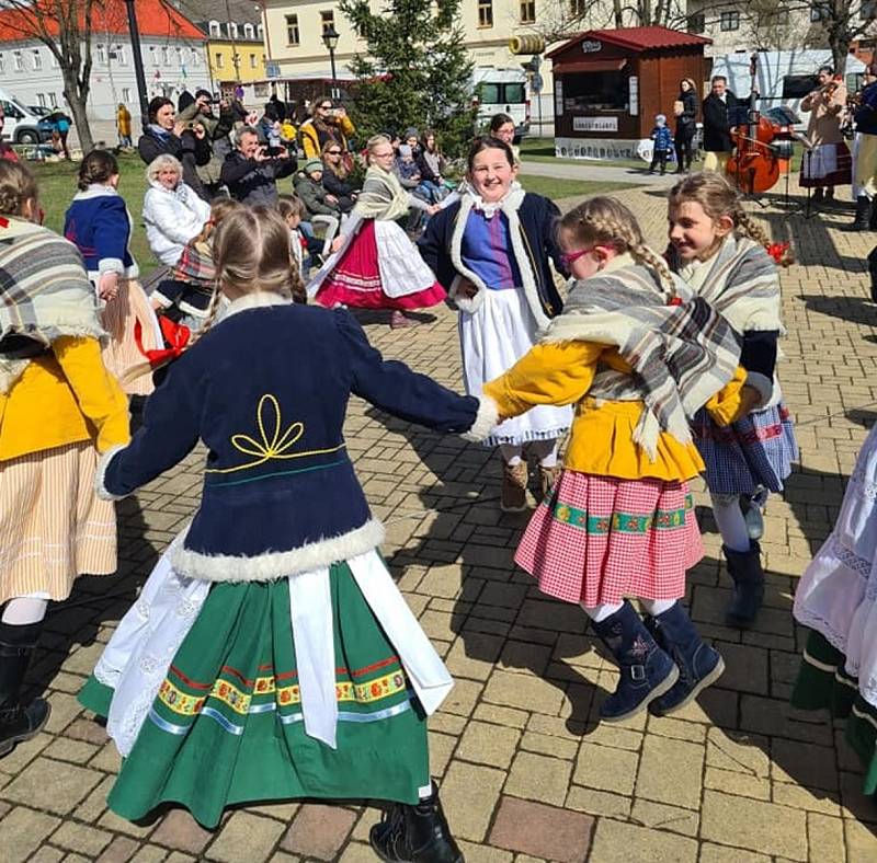 Z vystoupení folklorního souboru Benešáček v rámci doprovodního programu Velikonočního jarmarku v Bystřici.