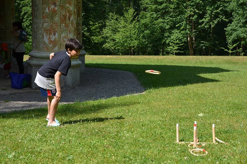 Děti si u Čínského pavilonu vyzkoušely nejen lanovou dráhu, ale také různé soutěžní disciplíny či netradiční bubny.