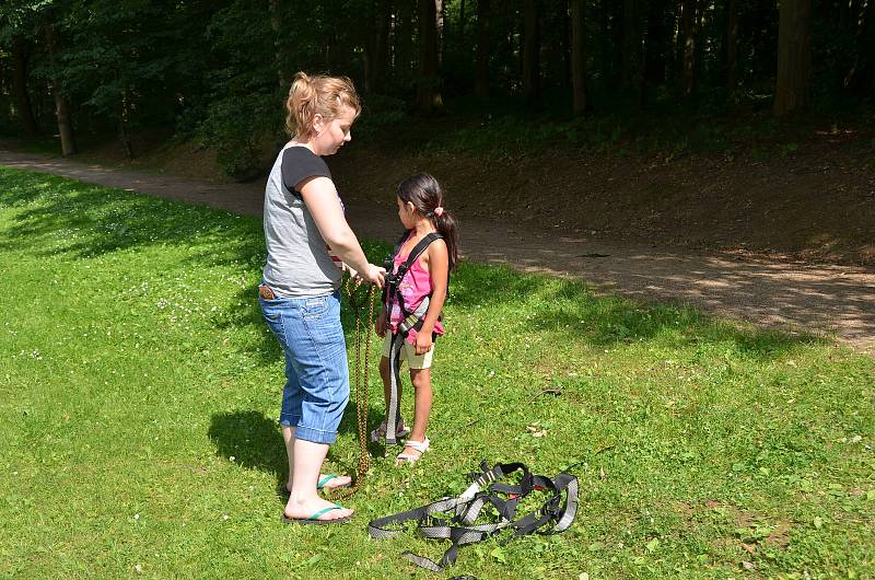 Děti si u Čínského pavilonu vyzkoušely nejen lanovou dráhu, ale také různé soutěžní disciplíny či netradiční bubny.