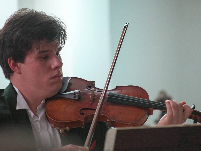 V Krhanicích vystoupilo Nové pražské kolegium rozhlasových symfoniků a čtyřiadvacetiletý houslista Jan Mráček.