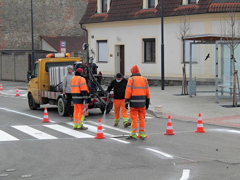 Obnova vodorovného značení silnic v centru Netvořic.