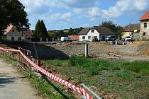 Rekonstrukce Pivovarského rybníka jde do finále, i když stavební povolení má akce až do května příštího roku. Snímek zachycuje situaci 3. září 2021.