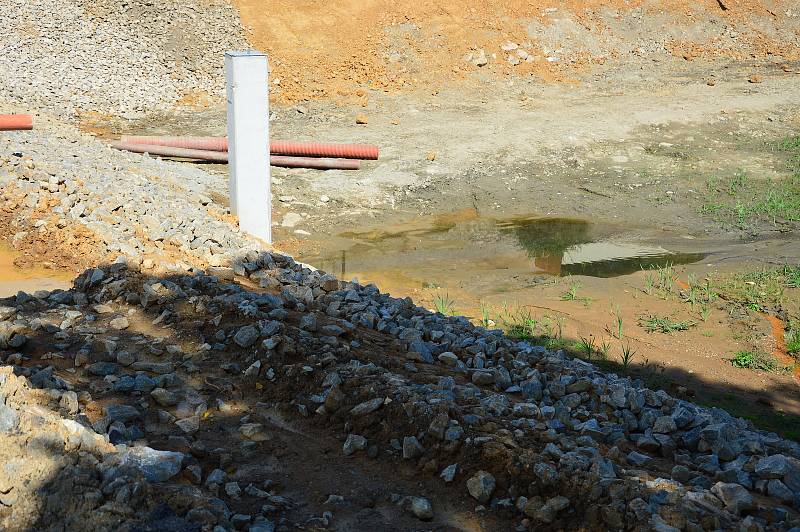 Rekonstrukce Pivovarského rybníka jde do finále, i když stavební povolení má akce až do května příštího roku. Snímek zachycuje situaci 3. září 2021.