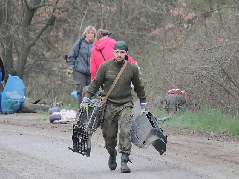 Benešovské studentky a studenti uklízeli nepořádek na okrajích města.