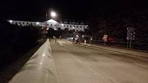Noční směna při budování kruhové křižovatky v Týnci nad Sázavou.