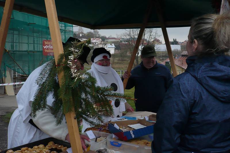 Dva nezbední čerti, přemilí anděl a důstojný Mikuláš zahájili advent také pod Blaníkem.