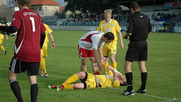 Dušan Lizák, bývalý hráč Vlašimi, tentokrát v barvách Votic, inkasoval od rozhodčího za faul na vlašimského hráče žlutou kartu. 