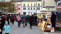 Trhovci se opět sjeli na Masarykovo náměstí, aby zahájili sezónu farmářských trhů v Benešově.