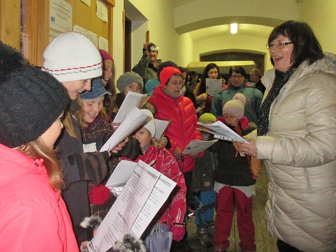 Pod vedením učitelky Lenky Zemanové a jejich žaček si čechtičtí občané společně zazpívali vánoční koledy.