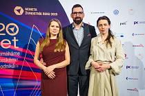 Předávání podnikatelských ocenění ve Středočeském kraji: vpravo Linda Havrlíková, uprostřed Matěj Božik ze společnosti Hanka Mochov; vlevo Kateřina Božiková.